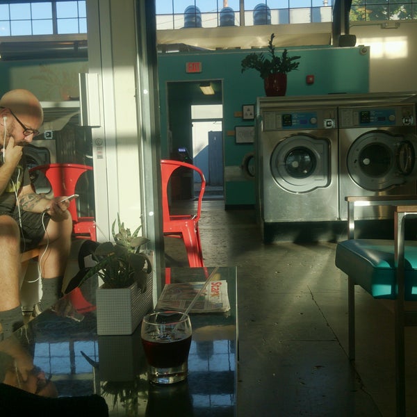 9/28/2016에 Yoru Y.님이 Spin Laundry Lounge에서 찍은 사진