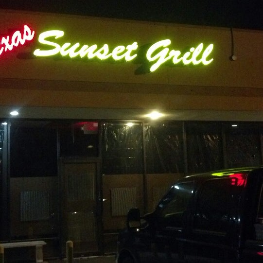 รูปภาพถ่ายที่ Texas Sunset Grill โดย Thomas G. เมื่อ 2/19/2013