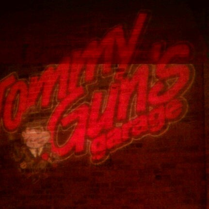 รูปภาพถ่ายที่ Tommy Gun&#39;s Garage โดย Karl K. เมื่อ 9/14/2013
