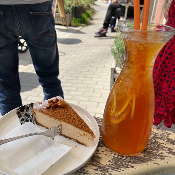 5/2/2022 tarihinde Amálka W.ziyaretçi tarafından Café Girafe'de çekilen fotoğraf