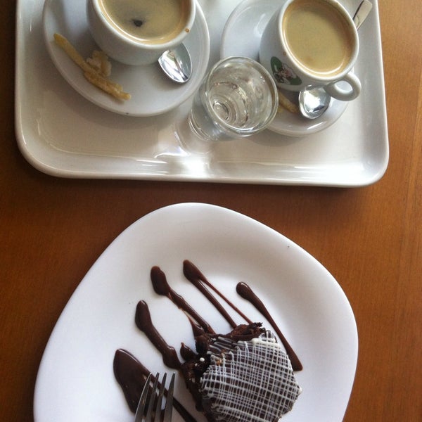Depois de um almoço, parar para saborear um brownie com café na Maria de Fátima Cake Designer é tudo de bom.