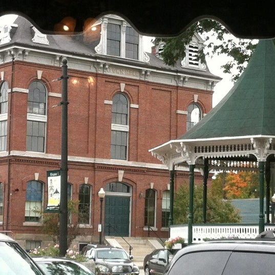 รูปภาพถ่ายที่ The Riverhouse Cafe โดย Jennifer C. เมื่อ 10/2/2012