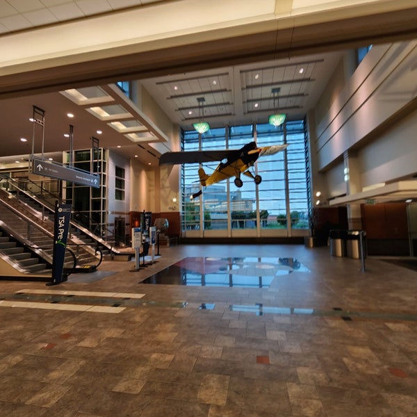รูปภาพถ่ายที่ Dane County Regional Airport (MSN) โดย Ryan C. เมื่อ 7/5/2023