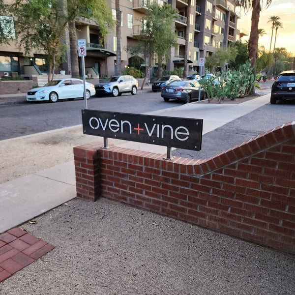 รูปภาพถ่ายที่ Oven+Vine โดย Ryan C. เมื่อ 9/9/2023