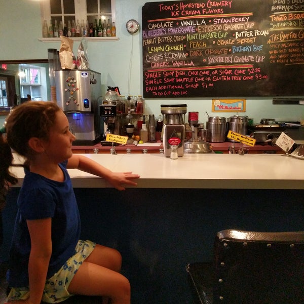 Photo taken at Pop&#39;s Ice Cream &amp; Soda Bar by Becky M. on 8/24/2017