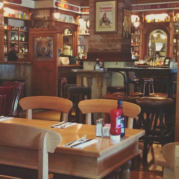 Photo taken at Rúla Búla Irish Pub and Restaurant by Andria K. on 8/23/2015