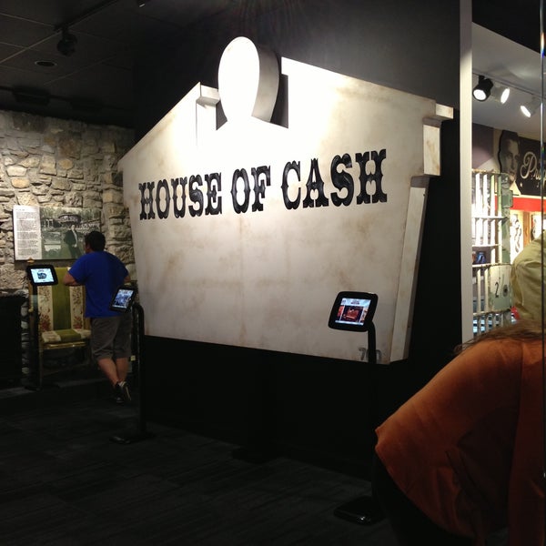 Photo taken at Johnny Cash Museum and Bongo Java Cafe by Melissa G. on 5/11/2013