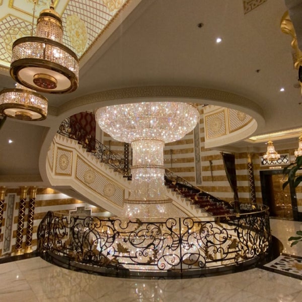 Das Foto wurde bei Waldorf Astoria Jeddah - Qasr Al Sharq von 🦋 am 3/15/2023 aufgenommen