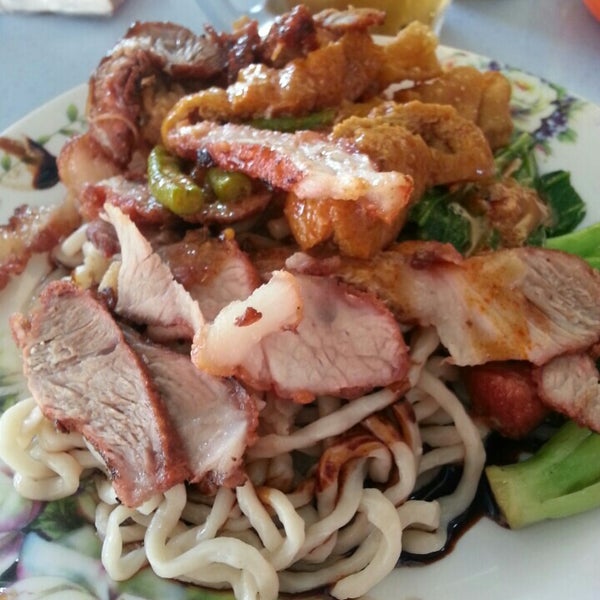 Food Court di Tebing Sungai belakang Maybank Kajang