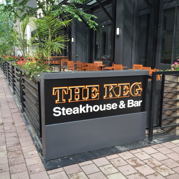 Photo taken at The Keg Steakhouse + Bar - Esplanade by Sérgio V. on 6/1/2016