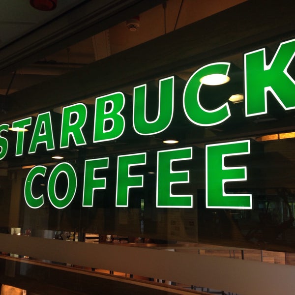 Das Foto wurde bei Starbucks von canol z. am 4/18/2015 aufgenommen