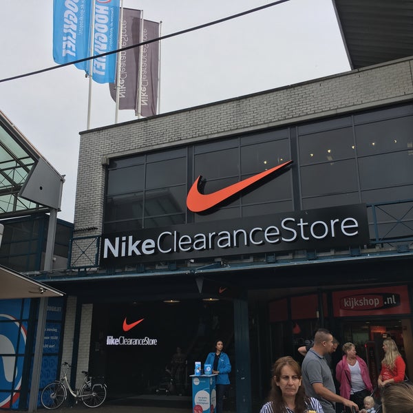 Aannemer Grommen Pasen Photos at Nike Clearance Store - Zamenhofdreef - 2 Seinedreef