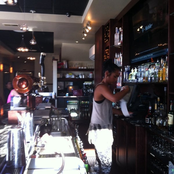 Foto tirada no(a) Liquid Room Restaurant &amp; Bar por Nicole H. em 7/25/2014