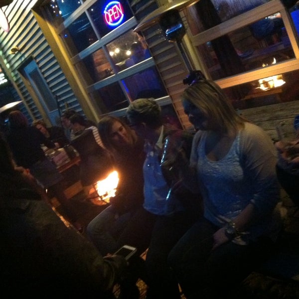 3/11/2014 tarihinde Nicole H.ziyaretçi tarafından Dekes BBQ Carry- Out &amp; Catg'de çekilen fotoğraf