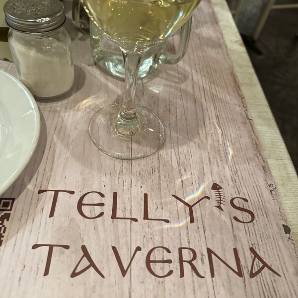 Foto diambil di Telly&#39;s Taverna oleh Nazanin V. pada 1/11/2024