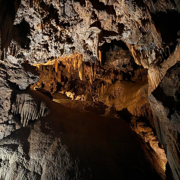 Foto scattata a Lake Shasta Caverns da kavyani r. il 12/6/2021