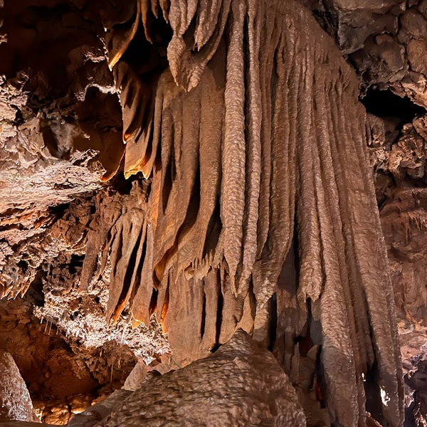 Foto diambil di Lake Shasta Caverns oleh kavyani r. pada 12/6/2021