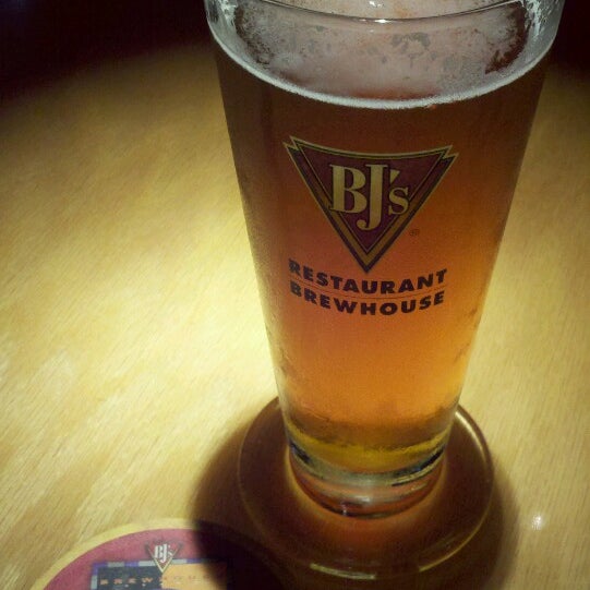 Снимок сделан в BJ&#39;s Restaurant &amp; Brewhouse пользователем Frank M. 8/14/2013