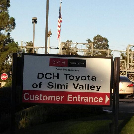 Das Foto wurde bei DCH Toyota of Simi Valley von Frank M. am 10/19/2013 aufgenommen