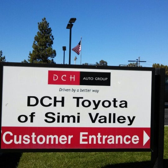 Foto scattata a DCH Toyota of Simi Valley da Frank M. il 10/19/2013