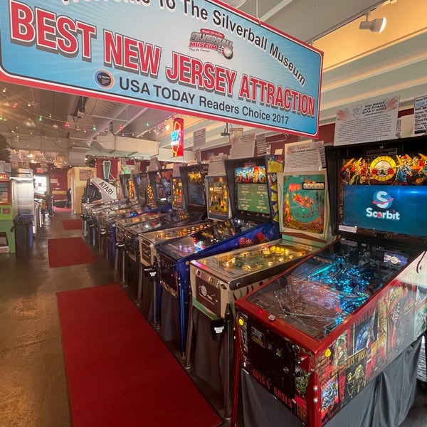 รูปภาพถ่ายที่ Silverball Retro Arcade โดย Matt F. เมื่อ 12/28/2021