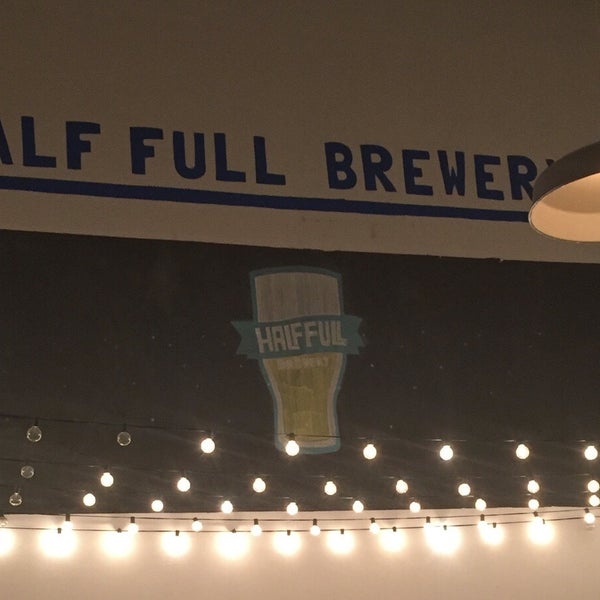 รูปภาพถ่ายที่ Half Full Brewery โดย Mark E. เมื่อ 1/18/2019