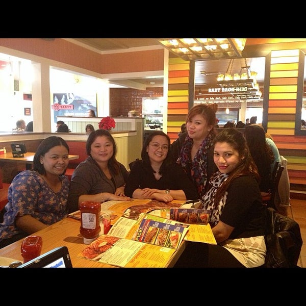 Photo taken at Chili&#39;s Grill &amp; Bar by LOUiSE N ADRiAN on 12/2/2012