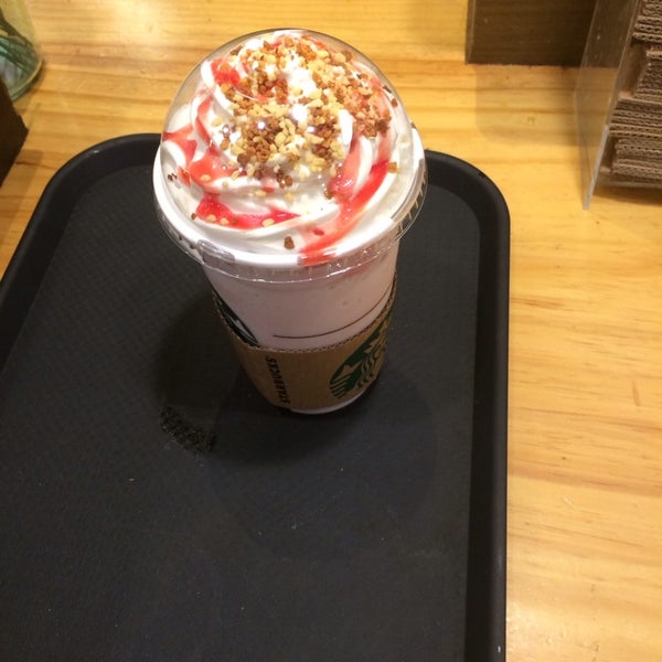 Foto tirada no(a) Starbucks por 哲会 金. em 6/14/2014