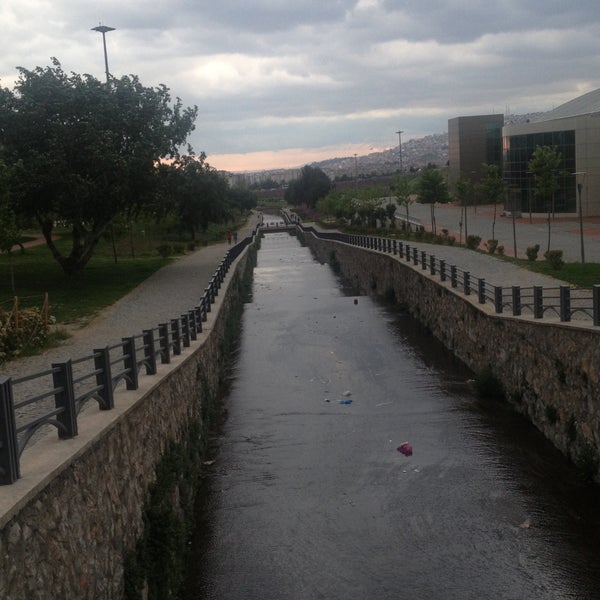 รูปภาพถ่ายที่ Aşık Veysel Rekreasyon Alanı โดย Nes3 H. เมื่อ 4/16/2013