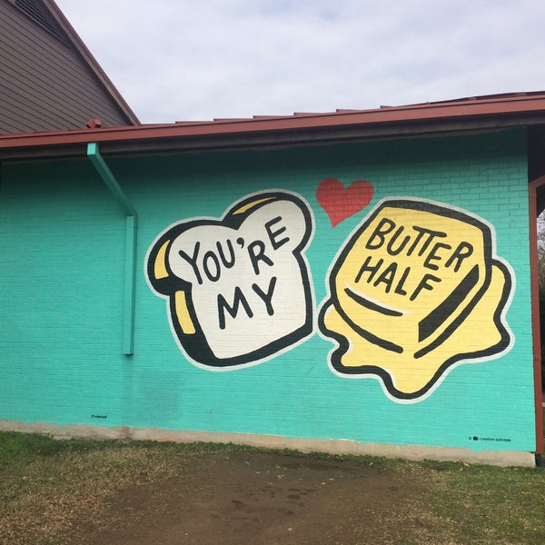 Foto tirada no(a) You&#39;re My Butter Half (2013) mural by John Rockwell and the Creative Suitcase team por Noelia d. em 12/20/2016