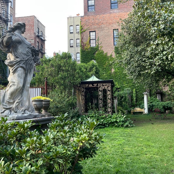 Foto diambil di Elizabeth Street Garden oleh Noelia d. pada 8/17/2023