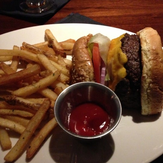 Foto tirada no(a) III Forks Prime Steakhouse por Brandon D. em 9/30/2012