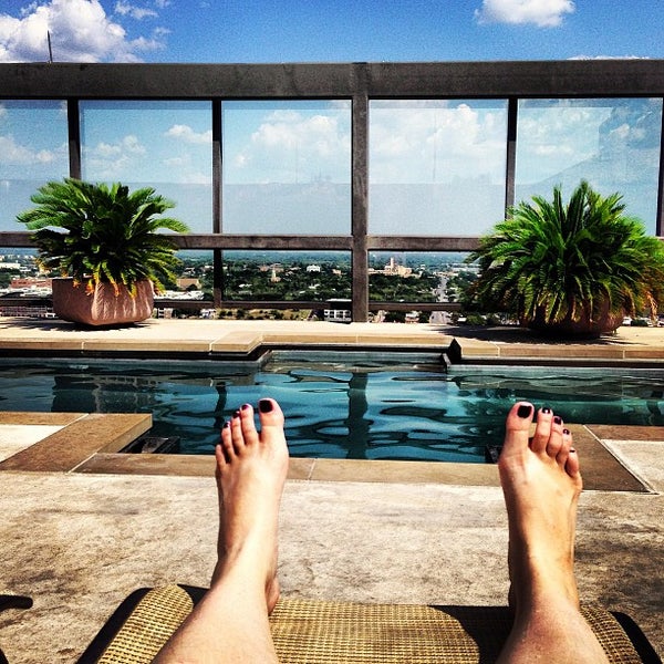 Das Foto wurde bei Omni Hotel Pool von Kate Y. am 8/29/2013 aufgenommen