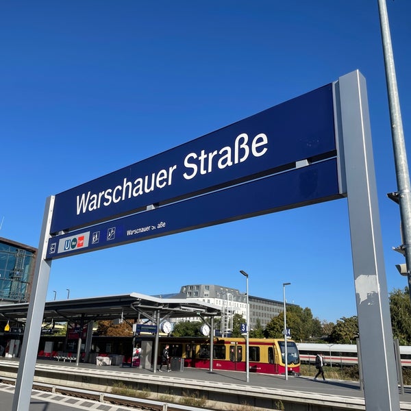 รูปภาพถ่ายที่ S Warschauer Straße โดย Jens M. เมื่อ 10/9/2021