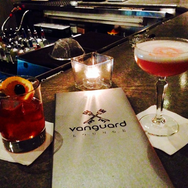 รูปภาพถ่ายที่ Vanguard Lounge โดย Mike B. N. เมื่อ 10/31/2013