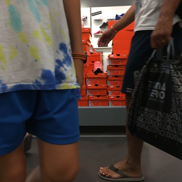 grua Oír de Asistencia Nike Store - Arona, Canarias
