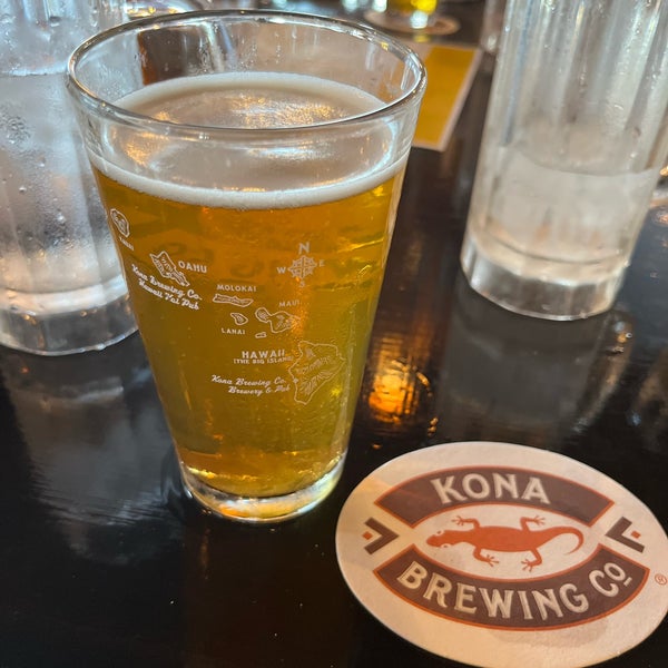 Photo taken at Kona Brewing Co. by Alexis L. on 9/26/2022