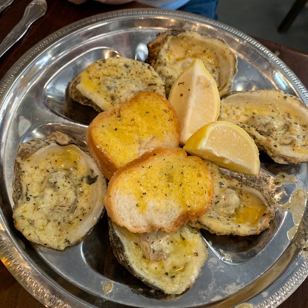 Снимок сделан в Creole House Restaurant &amp; Oyster Bar пользователем Alexis L. 11/2/2021