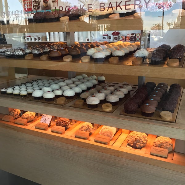 Photo taken at Sprinkles Cupcakes by Christine M. on 12/18/2016