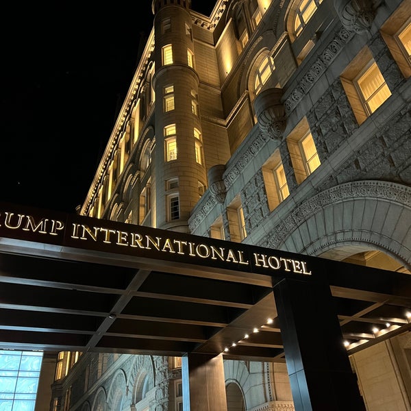 รูปภาพถ่ายที่ Trump International Hotel Washington D.C. โดย MA เมื่อ 11/20/2021