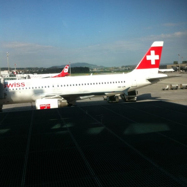 Foto tirada no(a) Aeroporto de Zurique (ZRH) por Suat em 4/18/2013