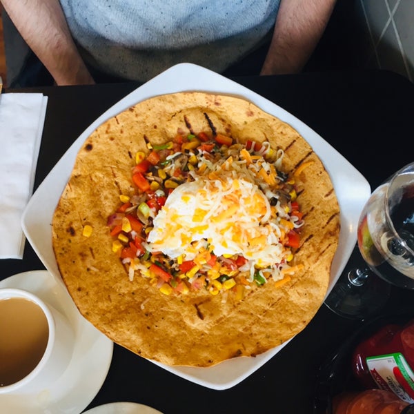 #brunch Huevos rancheros & The Lumberjack. Fluffy pancakes, perfectly cheesy cheese omelette, crisp bacon, fresh fruit (not my companion), diner drip java. Too bad we didn’t have a hangovers. ✔️