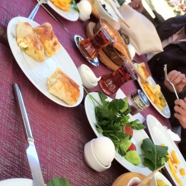 4/22/2018 tarihinde Kübra Osmanoğluziyaretçi tarafından Orman Cafe Restaurant'de çekilen fotoğraf