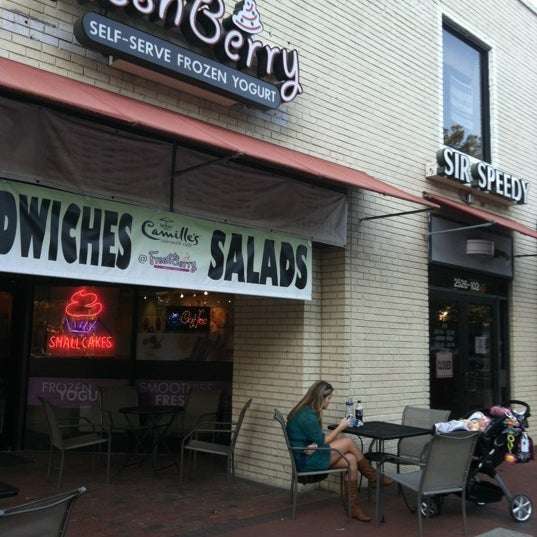 11/10/2012 tarihinde Ellie W.ziyaretçi tarafından Smallcakes Cupcakery - Raleigh'de çekilen fotoğraf