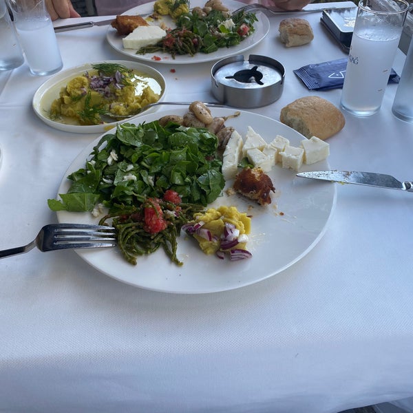 Foto diambil di Giritli Balık Restaurant oleh Serdar K. pada 8/28/2023