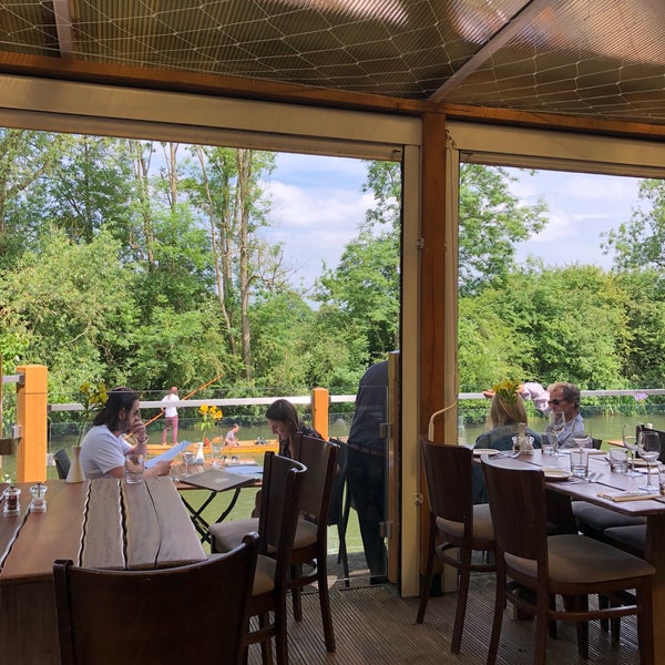 Photo taken at Cherwell Boathouse by Gerald O. on 6/9/2018