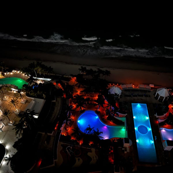 Снимок сделан в Diplomat Beach Resort Hollywood, Curio Collection by Hilton пользователем Gerald O. 10/24/2022