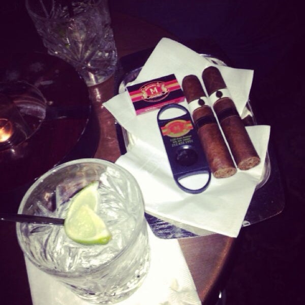 11/20/2013にMert F.がMerchants Cigar Barで撮った写真