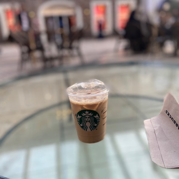 Foto diambil di Starbucks oleh knoosh . pada 1/26/2022
