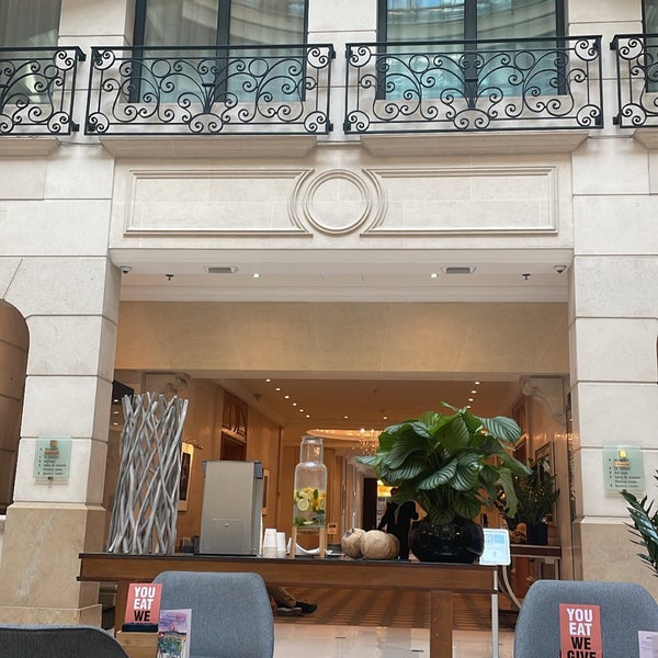 Foto diambil di Hôtel Paris Marriott Champs-Élysées oleh Shosho . pada 10/6/2022